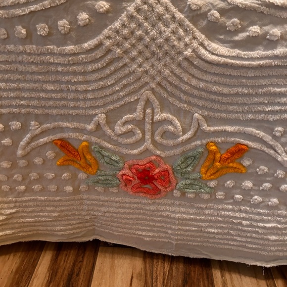 Vintage Chenille Bedspread * Fluffy Bright White Scrolls Puffs Flowers & Vines * - Picture 7 of 11